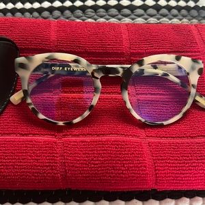 Diff blue light glasses. Super cute, no flaws.